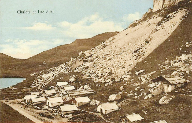 Carte postale colorise des annes 1920 : chalets d'alpage au lac d'A sur la commune de Leysin dans le canton de Vaud (Suisse).