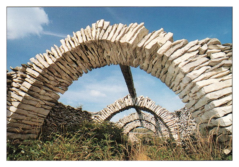 Bergerie  arcs-diaphragmes. Carte postale en couleur de Pierre Ricou, 1985.