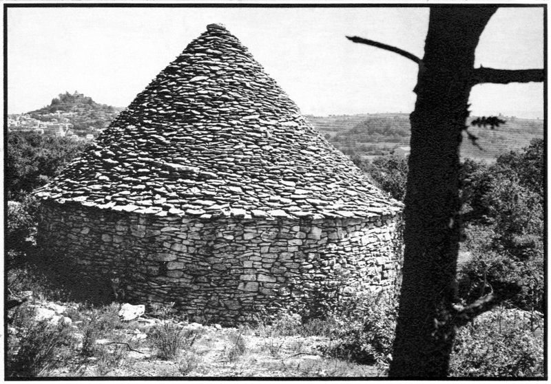 Grand cabanon pointu de Mane (Alpes-de-Haute-Provence). Carte postale de Pierre Ricou, 1970.