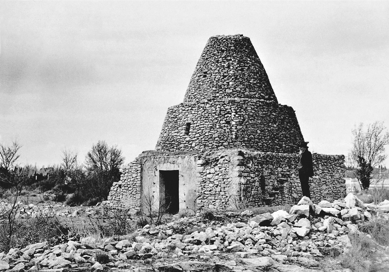 Cabane des Plans au dbut du XXe sicle, vue de trois-quarts droite.