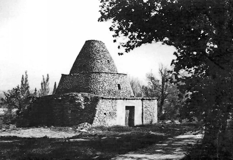 Cabane des Plans  Salon-de-Provence au dbut du XXe sicle, vue de trois-quarts gauche.