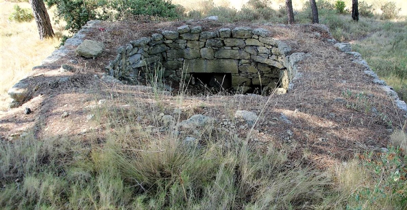 Aux Magatis,  Salon-de-Provence, le  jas du flibre  rduit au seul corps de base.